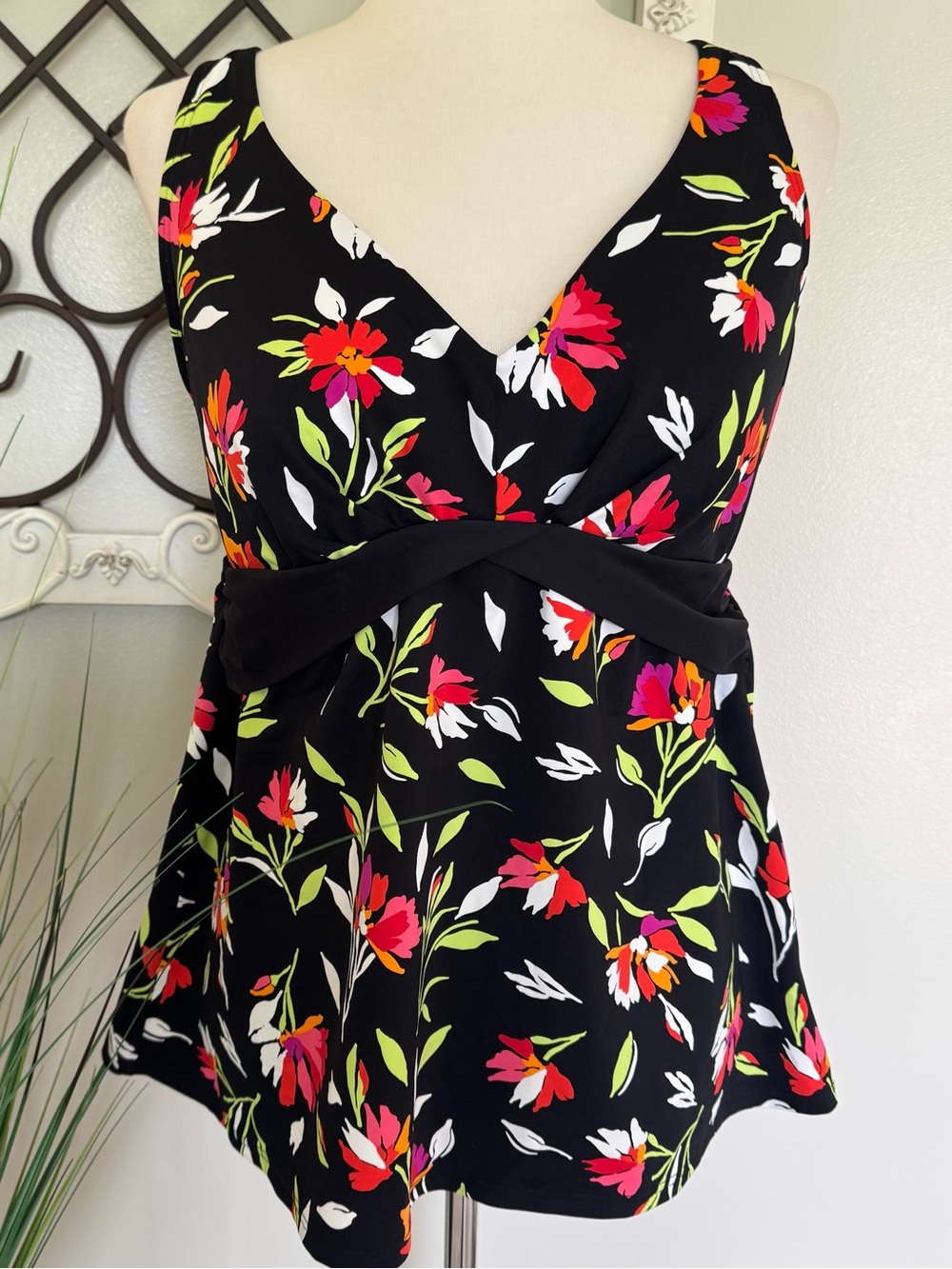 LANDS’ END Size 14 Floral Tankini Swimsuit Top with V Neckline